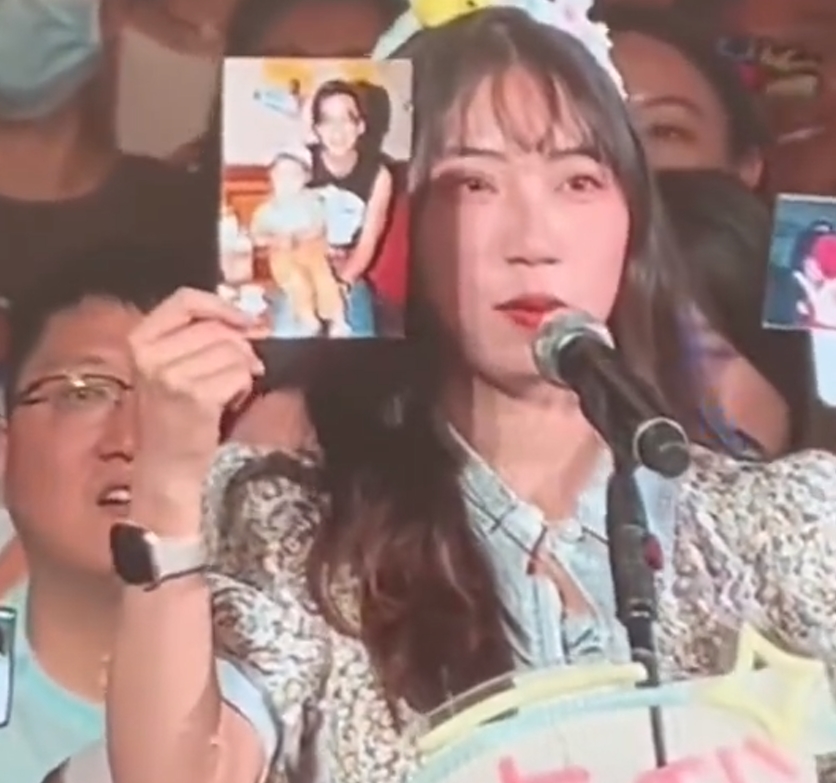 สุดซึ้งกลางคอนเสิร์ต เริ่นเสียนฉี ได้เจอแฟนคลับที่เคยช่วยชีวิต เมื่อ 22 ปีก่อน [มีคลิป] 