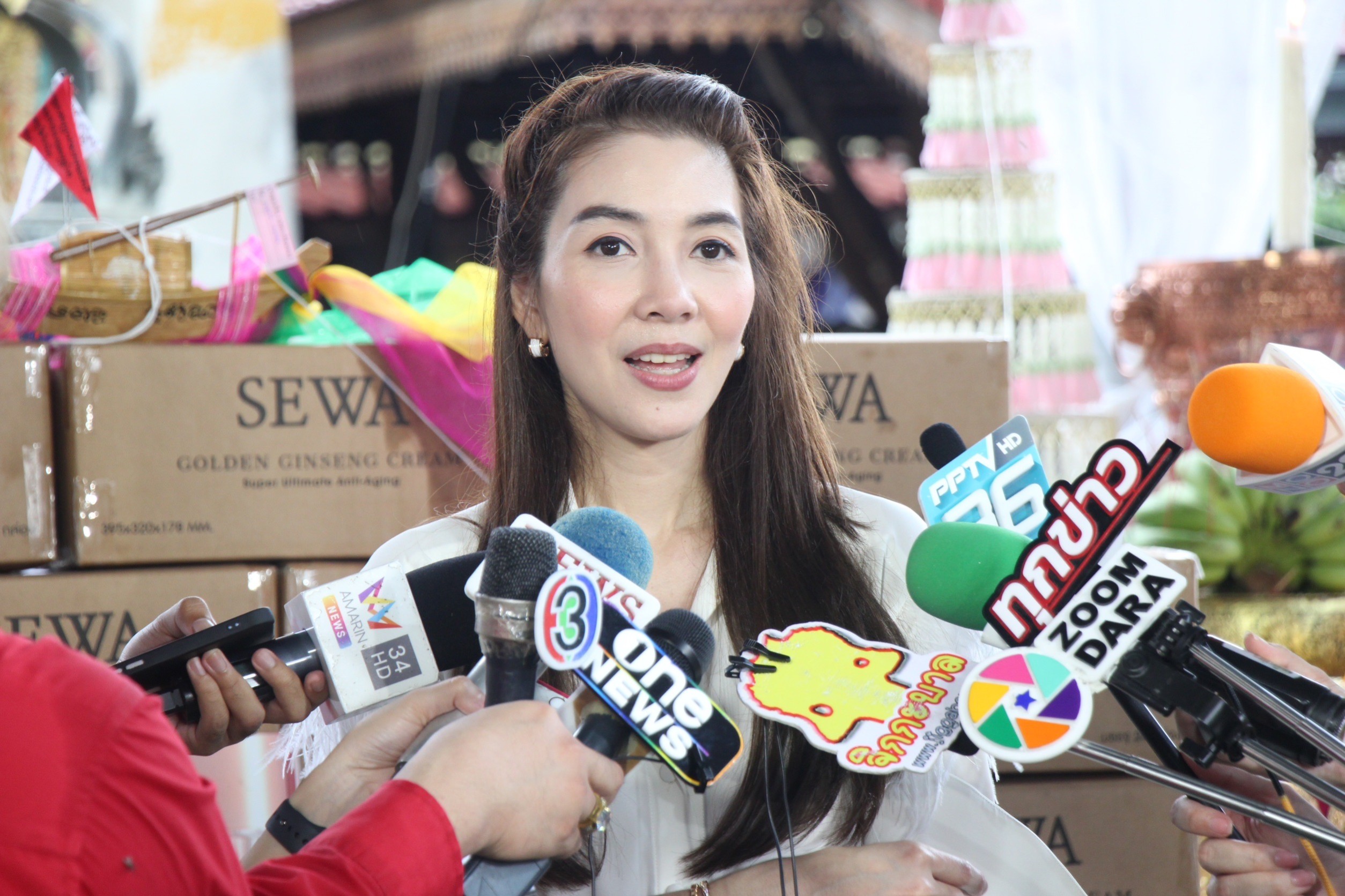 วุ้นเส้น ดีใจคนแห่ไหว้พระแม่ลักษมี เผยเข้าวงการสายมูเพราะคนนี้!! วุ้นเส้น ดีใจคนแห่ไหว้พระแม่ลักษมี เผยเข้าวงการสายมูเพราะคนนี้!!