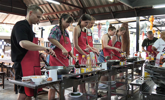 คลาสสอนทำ ‘อาหารไทย’ สุดฮอต! ต่างชาติบินข้ามโลกจองคิวแน่นเป็นเดือน คลาสสอนทำ ‘อาหารไทย’ สุดฮอต! ต่างชาติบินข้ามโลกจองคิวแน่นเป็นเดือน