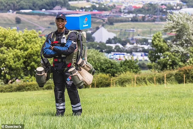 โดมิโนใช้ JETSUIT บินส่งพิซซาลอยฟ้าในงานเทศกาลดนตรี โดมิโนใช้ JETSUIT บินส่งพิซซาลอยฟ้าในงานเทศกาลดนตรี