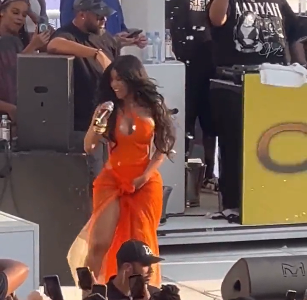 “Cardi B”  ปาไมโครโฟนใส่คนดูหลังจากโดนสาดน้ำใส่