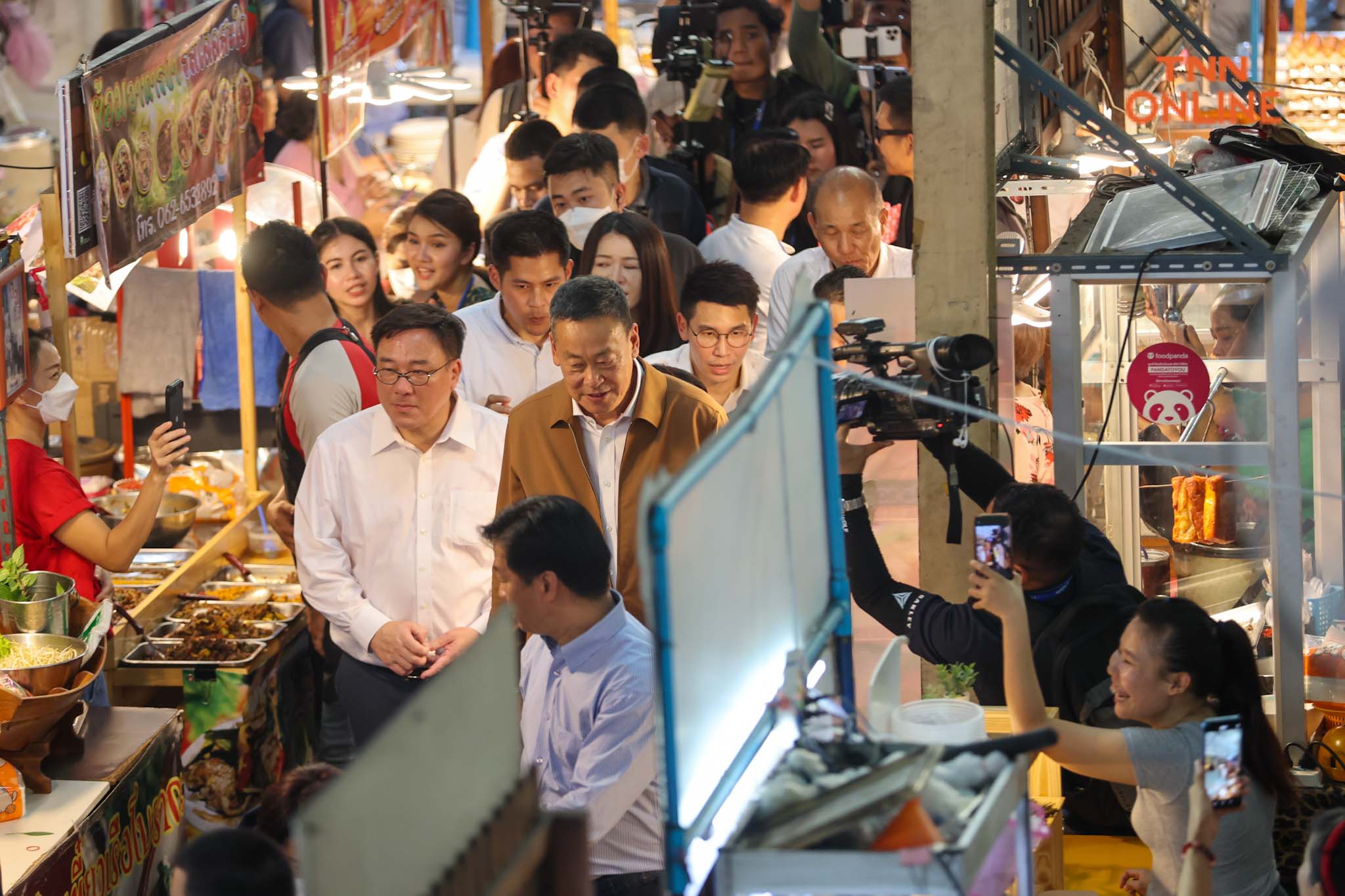 “เศรษฐา” ลงพื้นที่พบ ปชช. พบป่ะผู้ค้าเตรียมแก้ไขปัญหาค่าครองชีพ 