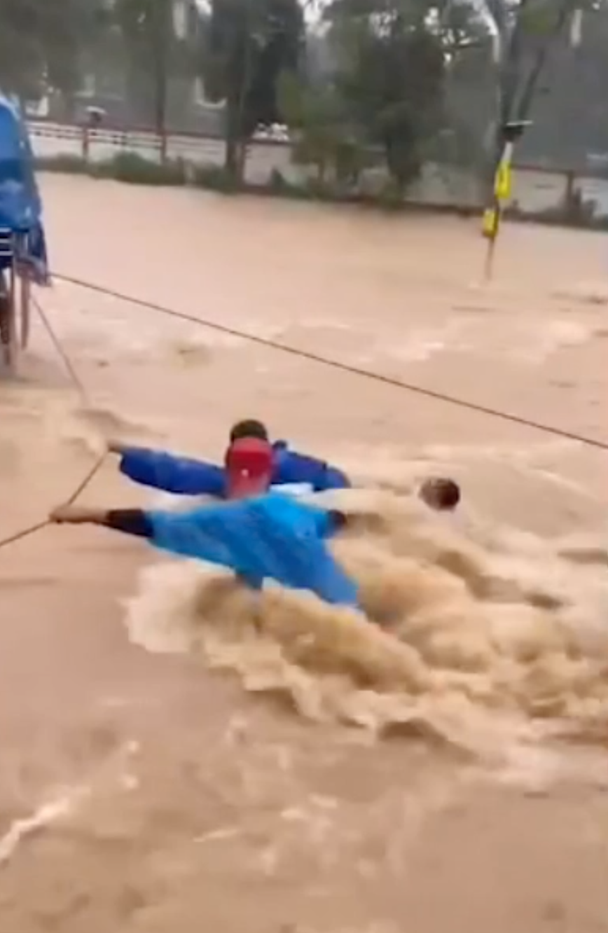 นาทีระทึก! ระยองฝนถล่มหนัก นร. 9 ชีวิตติดในรถกลางสายน้ำเชี่ยวกราก นาทีระทึก! ระยองฝนถล่มหนัก นร. 9 ชีวิตติดในรถกลางสายน้ำเชี่ยวกราก