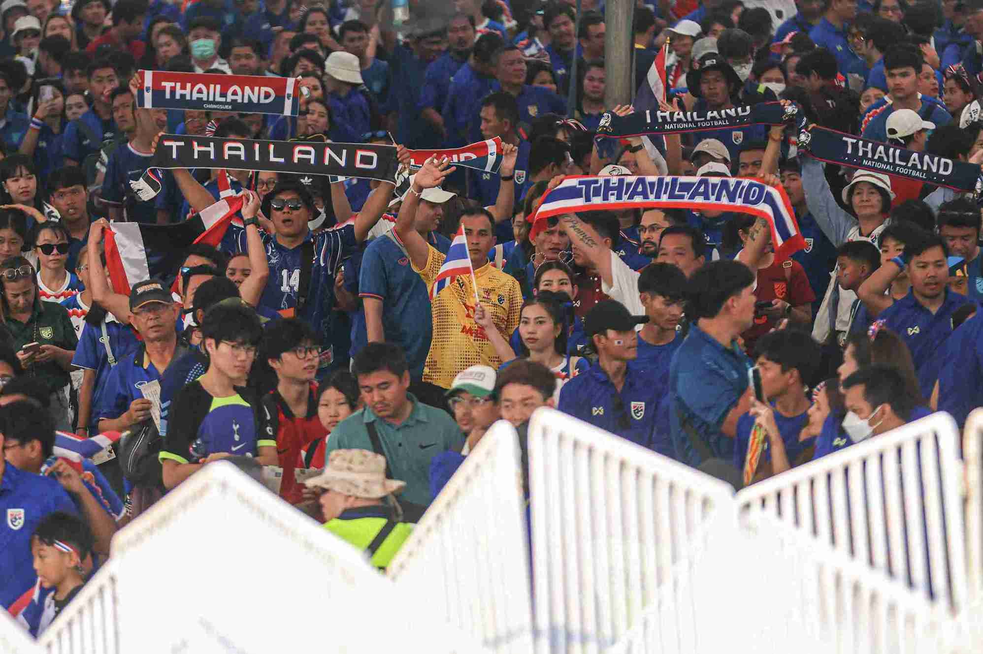 แฟนบอลคึกคัก! แน่นสนามราชมังฯ รอเชียร์ ช้างศึก ดวล เกาหลีใต้