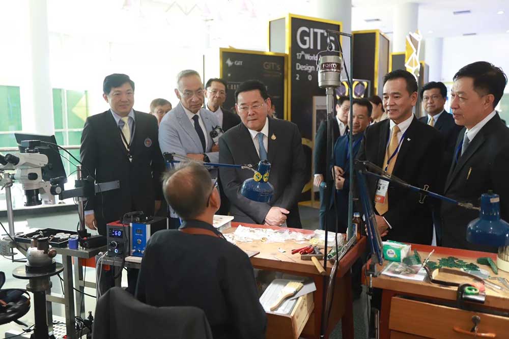 พณ. เปิดงานยิ่งใหญ่ จับมือจังหวัดจันทบุรี ตอกย้ำการเป็น “นครอัญมณีโลก” พณ. เปิดงานยิ่งใหญ่ จับมือจังหวัดจันทบุรี ตอกย้ำการเป็น “นครอัญมณีโลก”