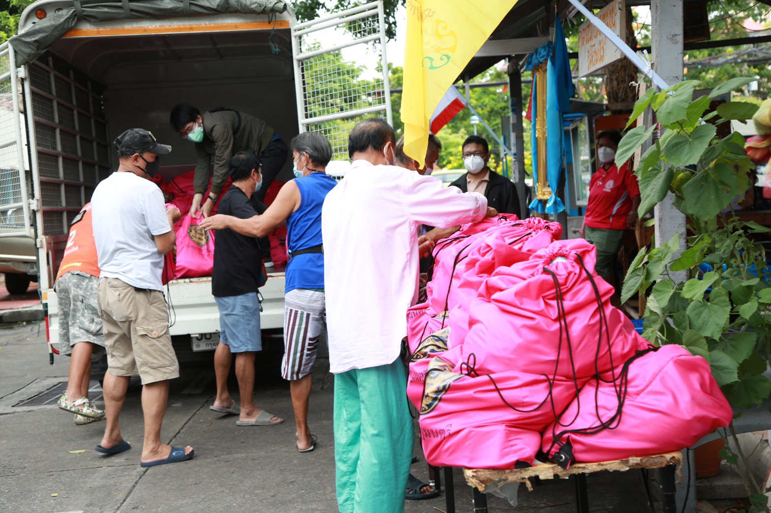 'ถุงกำลังใจ' จากเงินเดือนนายกฯ-ครม. ช่วยเหลือให้กลุ่มเปราะบาง 'ถุงกำลังใจ' จากเงินเดือนนายกฯ-ครม. ช่วยเหลือให้กลุ่มเปราะบาง