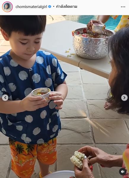 สายฟ้า-พายุ ล้างเท้า-รดน้ำดำหัว ชมพู่ และ คุณยาย พร้อมรับคำอวยพรในวันสงกรานต์