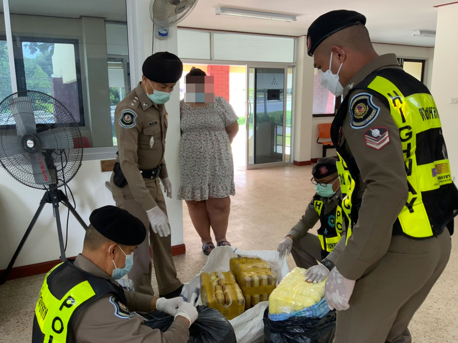 จับขนยาบ้าล็อตใหญ่! 5 แสนเม็ด อ้างหาเงินคลอดลูก จับขนยาบ้าล็อตใหญ่! 5 แสนเม็ด อ้างหาเงินคลอดลูก