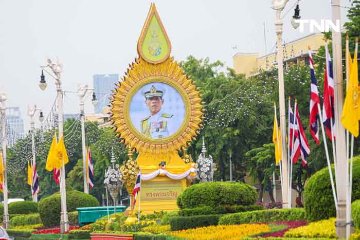ประดับดอกไม้ เติมสีสันบนถนนประวัติศาสตร์ เฉลิมพระเกียรติในโอกาสพระราชพิธีมหามงคลวันเฉลิมพระชนมพรรษา 2567 ประดับดอกไม้ เติมสีสันบนถนนประวัติศาสตร์ เฉลิมพระเกียรติในโอกาสพระราชพิธีมหามงคลวันเฉลิมพระชนมพรรษา 2567