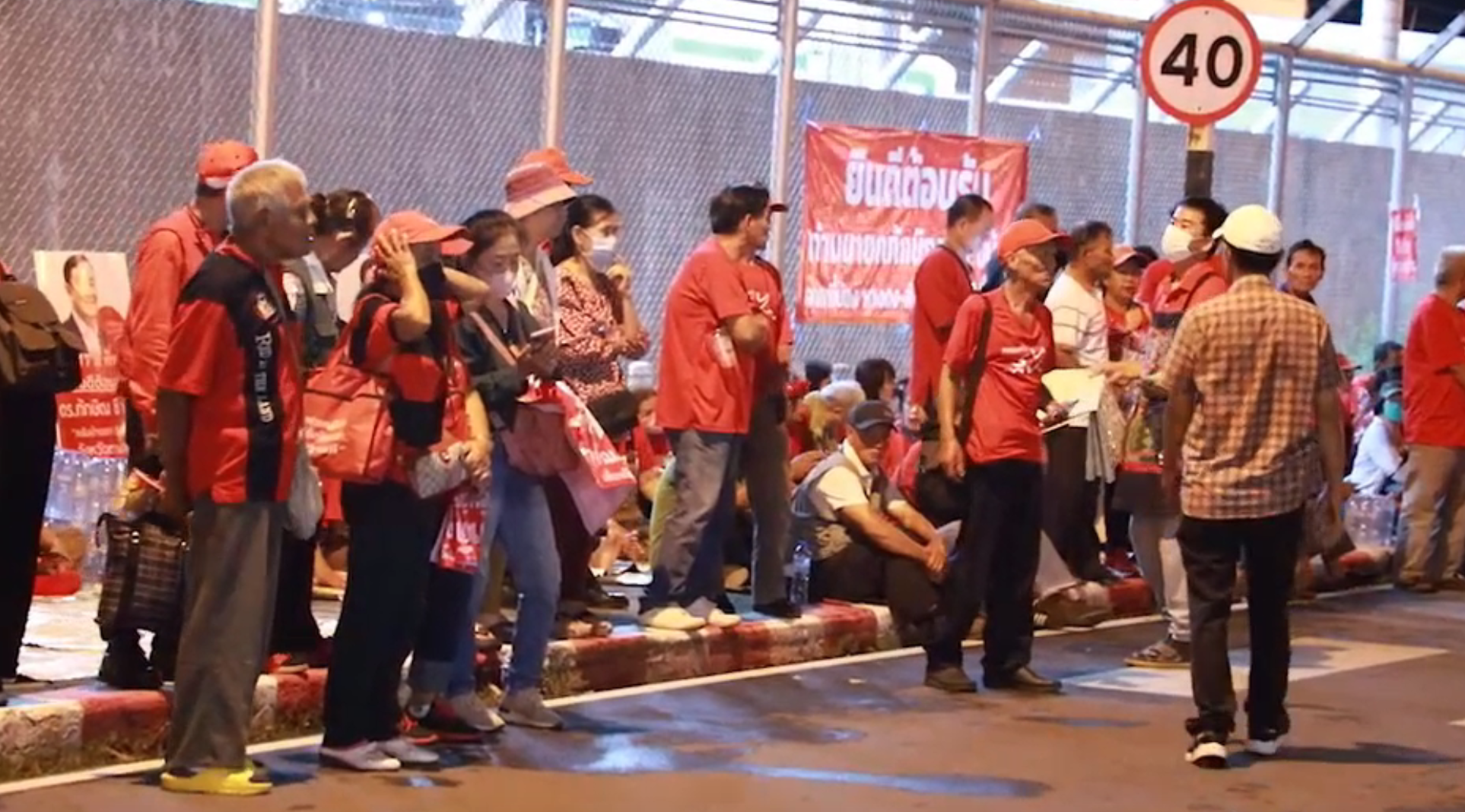 “ทักษิณกลับไทย” เปิดภาพบรรยากาศล่าสุด!สนามบินดอนเมือง สื่อเกาะติด “ทักษิณกลับไทย” เปิดภาพบรรยากาศล่าสุด!สนามบินดอนเมือง สื่อเกาะติด
