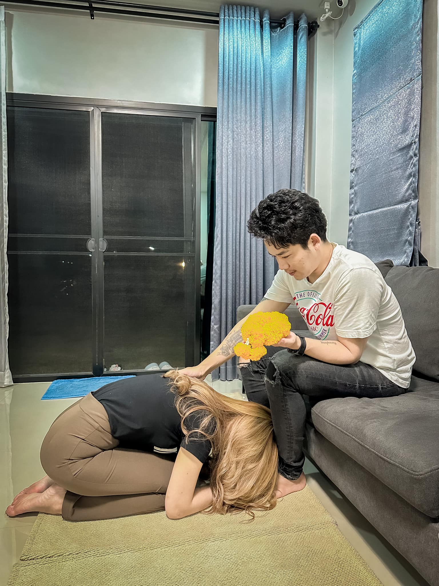 หมิว ปรียาภัทร์ ไหว้ขอพรสามี เบียร์ พร้อมพงษ์ ในฐานะผู้นำครอบครัว หมิว ปรียาภัทร์ ไหว้ขอพรสามี เบียร์ พร้อมพงษ์ ในฐานะผู้นำครอบครัว