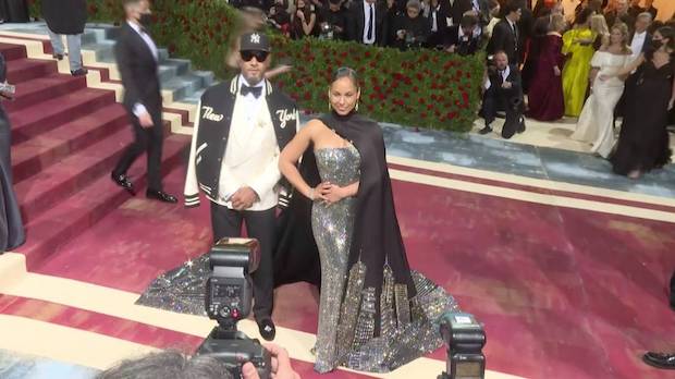 ดีไซเนอร์มาเลย์ตอบแล้ว!! หลังชาวเน็ตชี้เป้าว่าเขาถูกแบรนด์ดังก็อปชุดที่งาน Met Gala ดีไซเนอร์มาเลย์ตอบแล้ว!! หลังชาวเน็ตชี้เป้าว่าเขาถูกแบรนด์ดังก็อปชุดที่งาน Met Gala