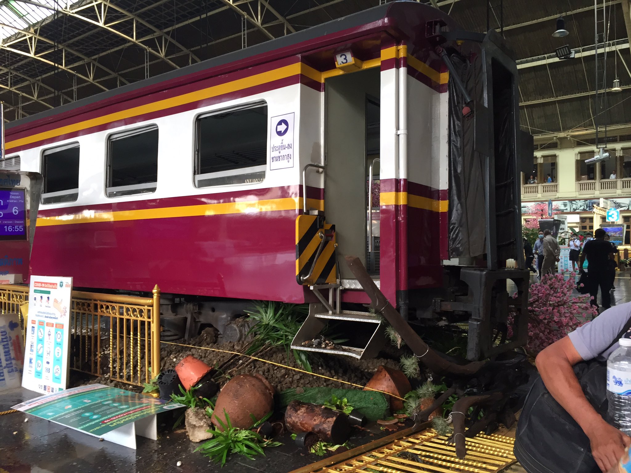 ระทึก! กลางหัวลำโพง รถไฟพุ่งชนไม้กั้นไร้คนเจ็บ ระทึก! กลางหัวลำโพง รถไฟพุ่งชนไม้กั้นไร้คนเจ็บ