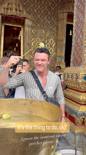 พระเอกกล้ามโตเยือนไทย!! ‘ลุค อีแวนส์’ โพสต์ช็อตชิลในสระ-หัดทำอาหารไทย พระเอกกล้ามโตเยือนไทย!! ‘ลุค อีแวนส์’ โพสต์ช็อตชิลในสระ-หัดทำอาหารไทย