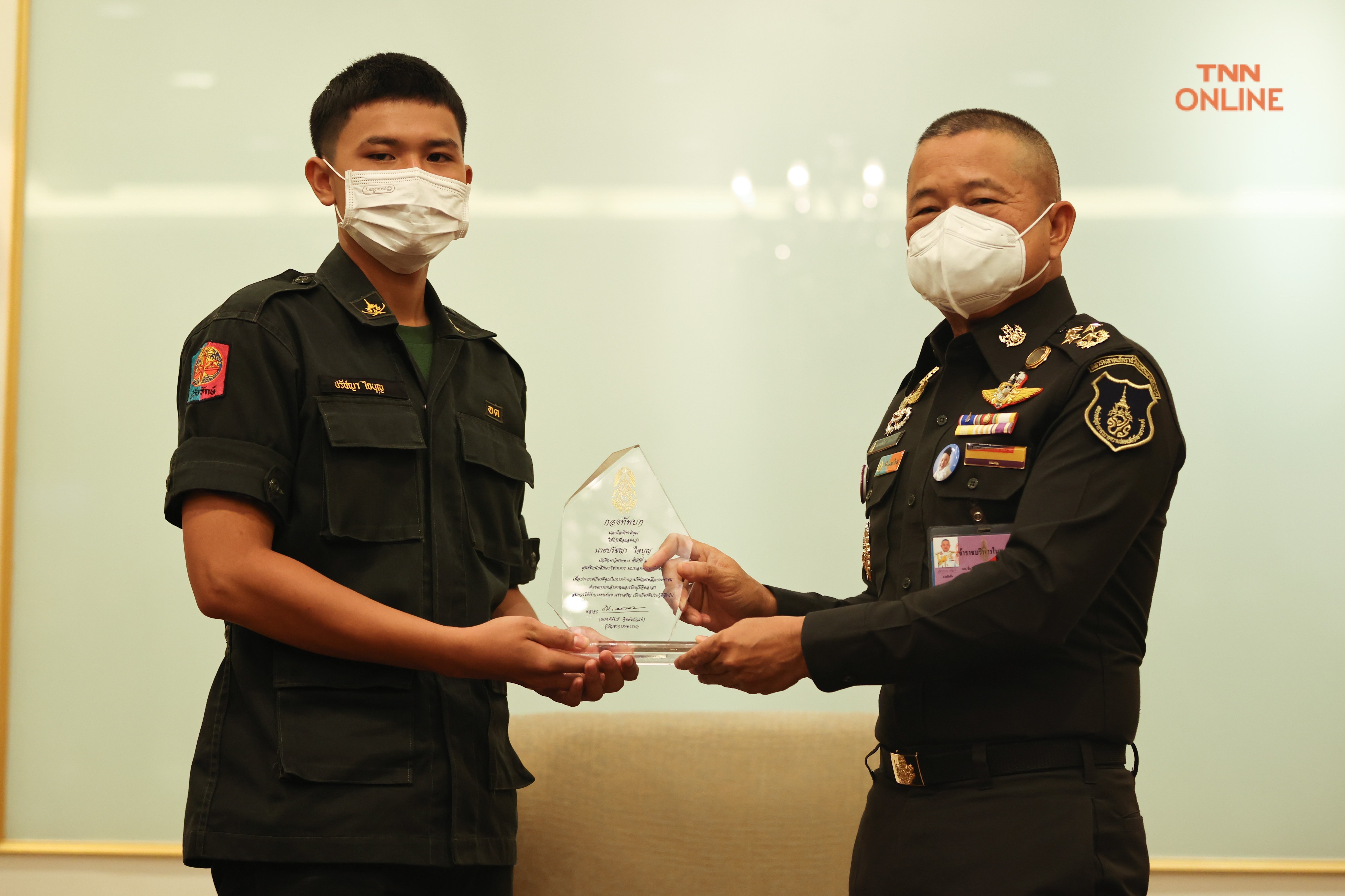 ผบ.ทบ.มอบรางวัลเชิดชูเกียรติ น้องบอสฮีโร่ช่วยชีวิต นร.หญิงโดนไฟดูด