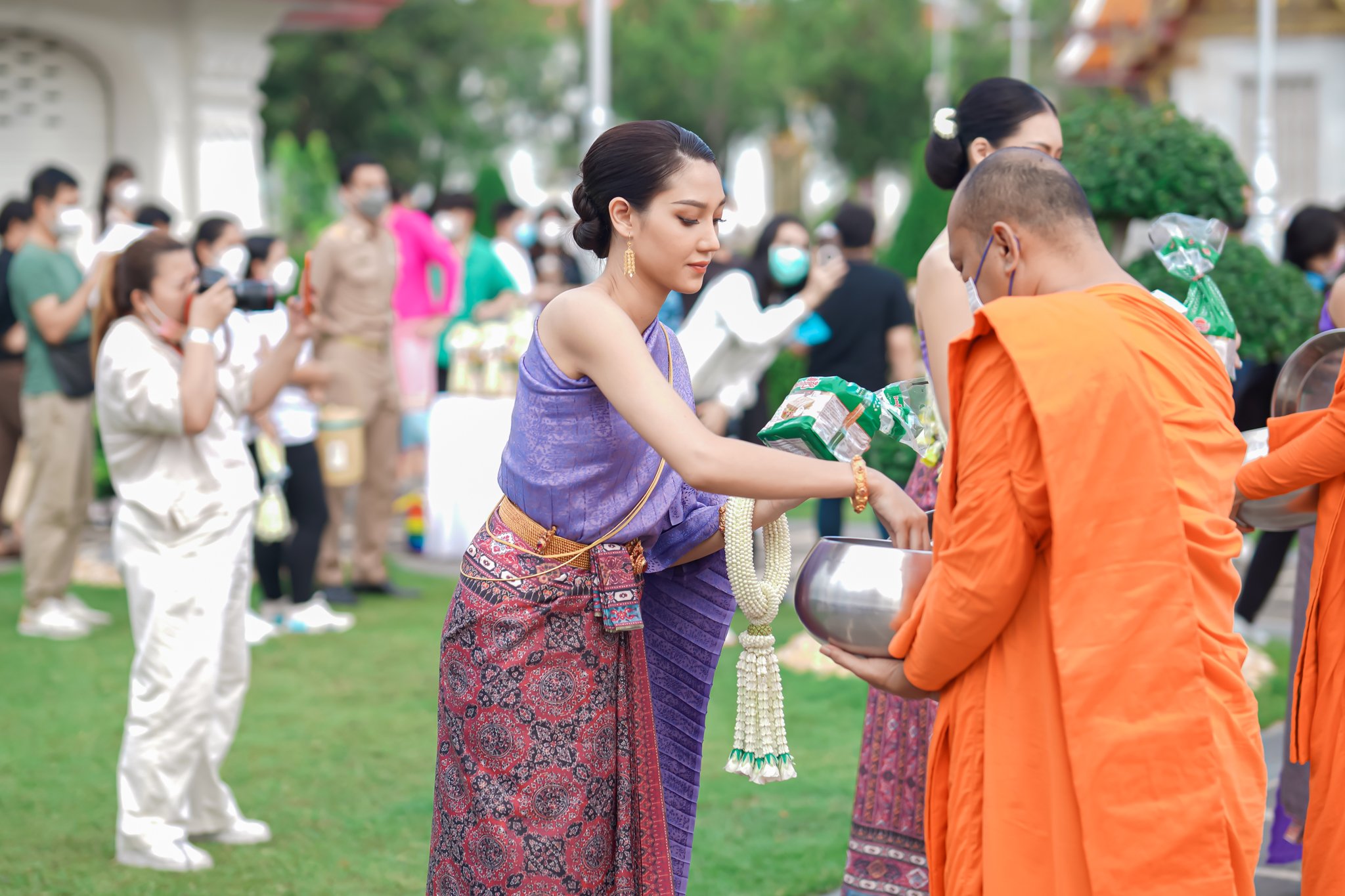 เอาฤกษ์เอาชัย 30 สาวงาม MUT2022 สวมชุดไทยไปทำบุญ (มีคลิป)