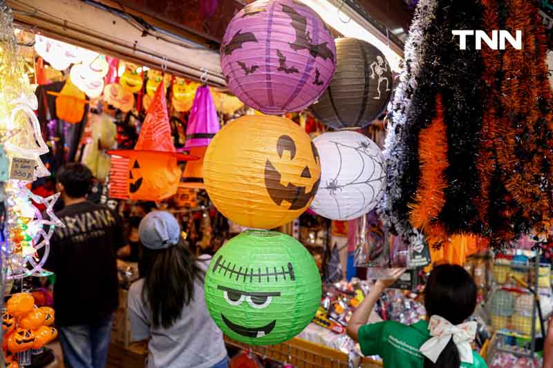 เตรียมรับฮาโลวีน นทท.เลือกซื้อเครื่องแต่งกายหลอนรับวันปล่อยผี เตรียมรับฮาโลวีน นทท.เลือกซื้อเครื่องแต่งกายหลอนรับวันปล่อยผี