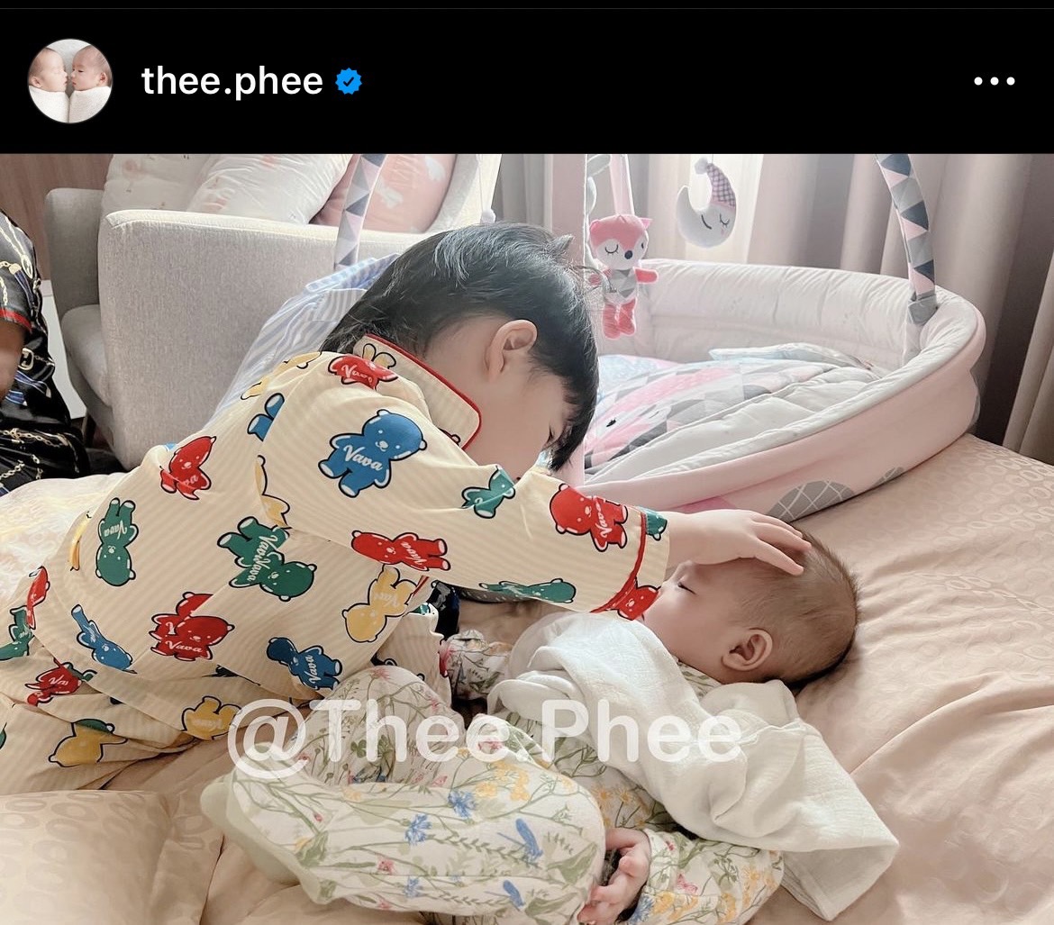 น่ารักไม่ไหว น้องพีร์ ป้อนนม น้องอัยวา ขณะที่มืออีกข้างป้อนตัวเอง เอ็นดูสุด!