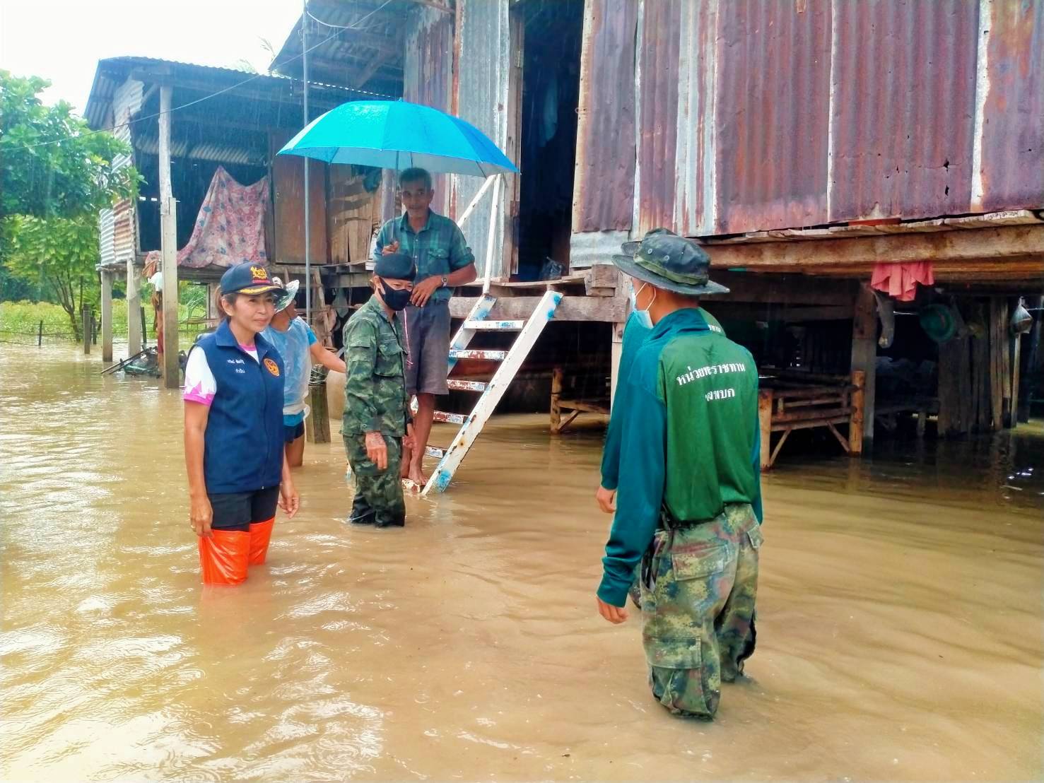 ‘พายุโนรู’เติมลำน้ำมูล ทะลักท่วมปราสาทหินพิมาย-บ้านปชช.ริมน้ำ ‘พายุโนรู’เติมลำน้ำมูล ทะลักท่วมปราสาทหินพิมาย-บ้านปชช.ริมน้ำ