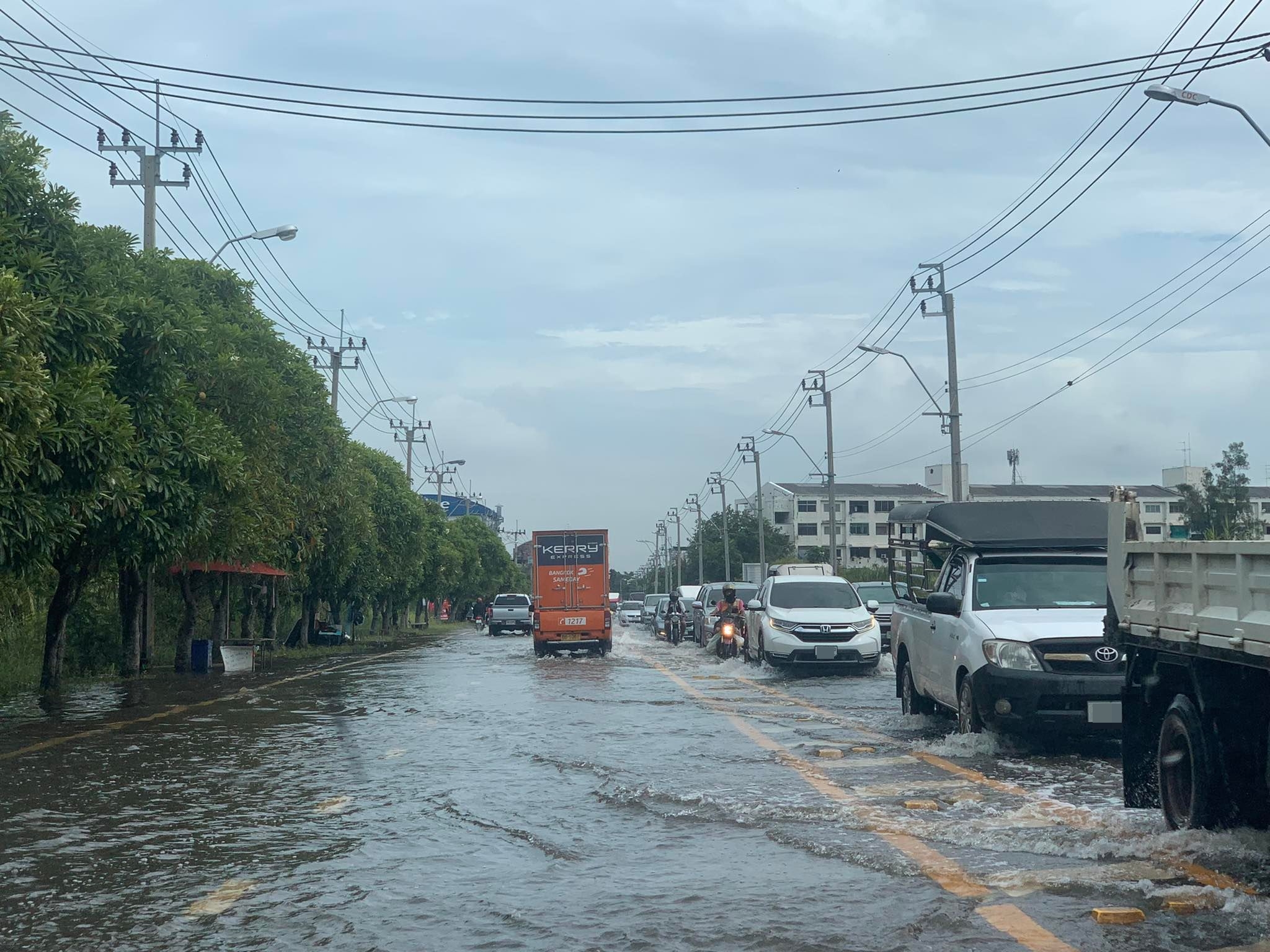 ขับรถลุยน้ำท่วม มัดรวมวิธีไม่ให้รถดับ-เครื่องพัง น้ำระดับไหนไม่ควรขับลุย?