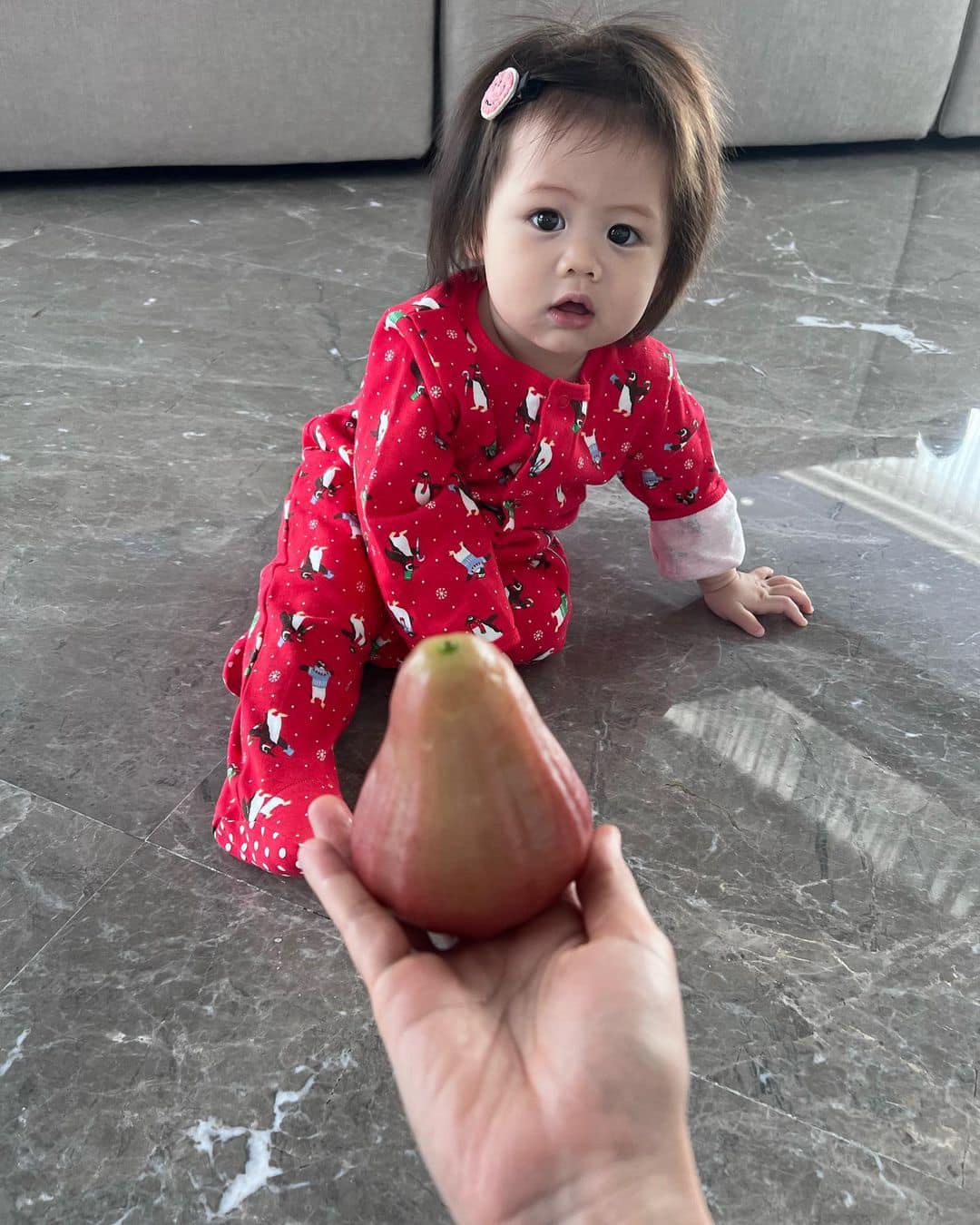 ใครอยากกินชมพู่ยกมือขึ้น! เปิดภาพน่ารัก ชวนหลง น้องเกล ลูก แม่ชม ใครอยากกินชมพู่ยกมือขึ้น! เปิดภาพน่ารัก ชวนหลง น้องเกล ลูก แม่ชม