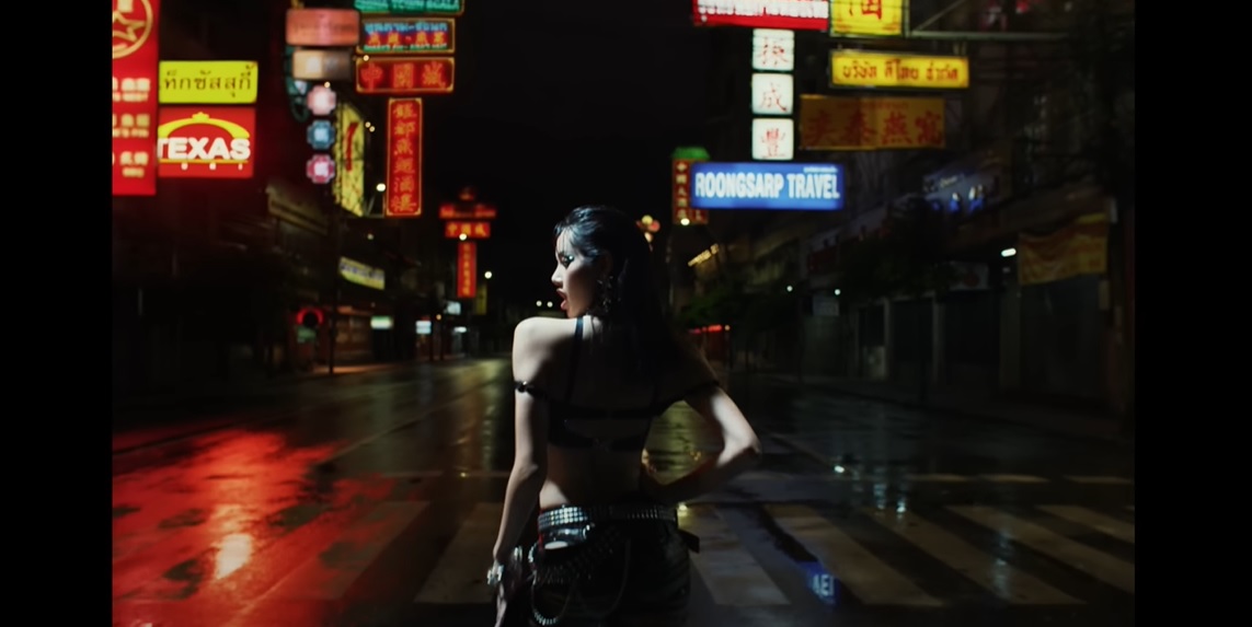 “ลิซ่า” ปลุกกระแส “ถนนเยาวราช” สู่สายตาชาวโลก ผ่าน MV เพลง ROCKSTAR “ลิซ่า” ปลุกกระแส “ถนนเยาวราช” สู่สายตาชาวโลก ผ่าน MV เพลง ROCKSTAR