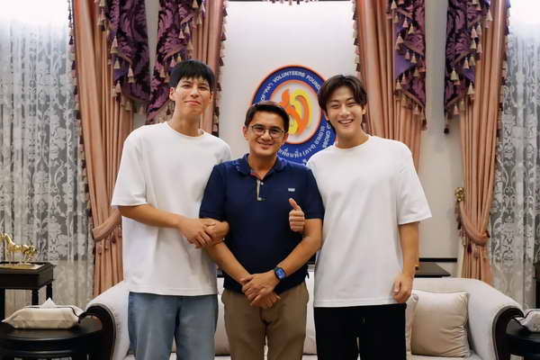 คัลแลน พี่จอง มอบเงินมูลนิธิอาสาเพื่อนพึ่ง(ภาฯ) ช่วยผู้ประสบภัย น้ำท่วม คัลแลน พี่จอง มอบเงินมูลนิธิอาสาเพื่อนพึ่ง(ภาฯ) ช่วยผู้ประสบภัย น้ำท่วม