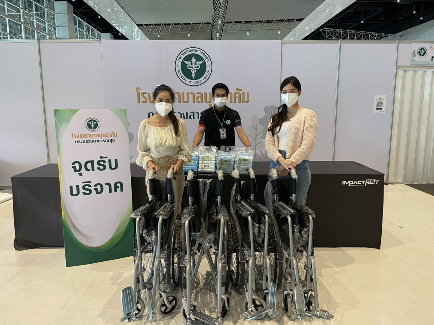 'แนนแนน & พลอย' และคณะนำวีลแชร์สมทบ รพ.บุษราคัม ช่วยผู้ป่วยโควิด 'แนนแนน & พลอย' และคณะนำวีลแชร์สมทบ รพ.บุษราคัม ช่วยผู้ป่วยโควิด
