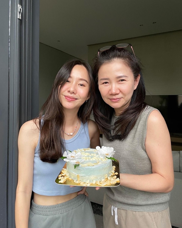 เก็บตกภาพความรัก ความอบอุ่น วันแม่ ของเหล่าคนดัง เก็บตกภาพความรัก ความอบอุ่น วันแม่ ของเหล่าคนดัง