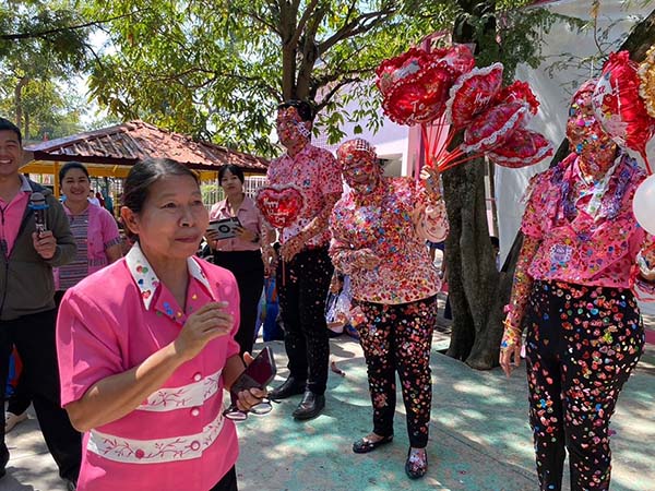 ไวรัลวาเลนไทน์ นร. รุมติดสติกเกอร์หัวใจครู ไม่ต้องบอกว่ารักแค่ไหน! ไวรัลวาเลนไทน์ นร. รุมติดสติกเกอร์หัวใจครู ไม่ต้องบอกว่ารักแค่ไหน!