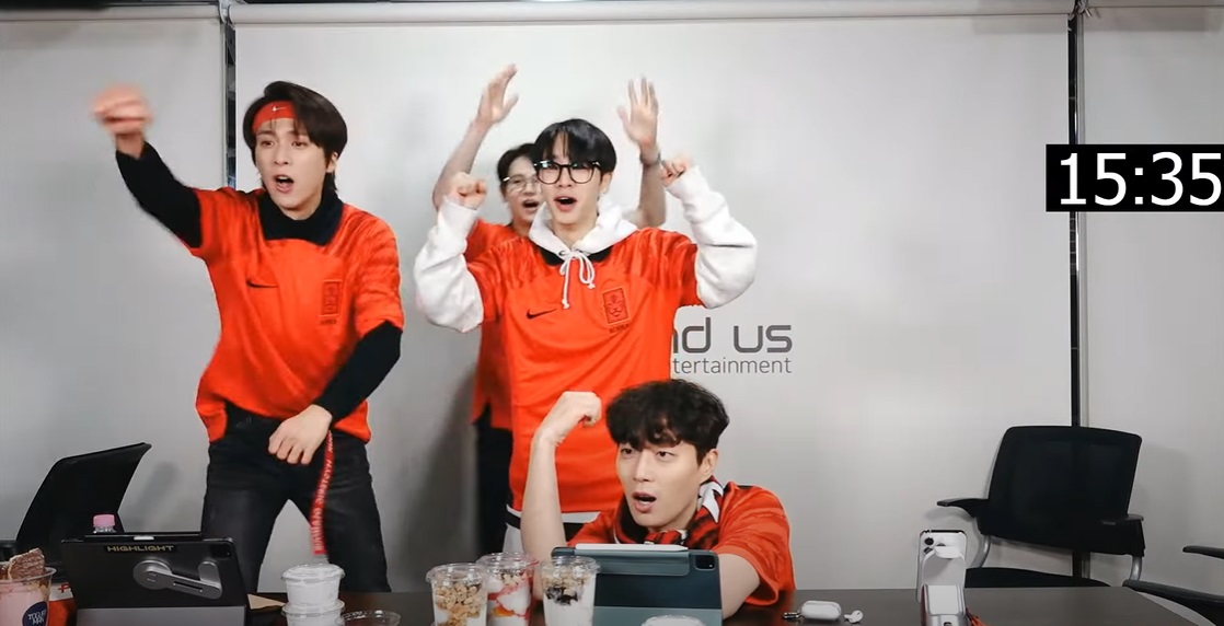 ให้ภาพเล่าเรื่อง! ชมลีลา 4 หนุ่มวง HIGHLIGHT เชียร์ทีมชาติเกาหลีใต้สู้ศึกฟุตบอลโลก ให้ภาพเล่าเรื่อง! ชมลีลา 4 หนุ่มวง HIGHLIGHT เชียร์ทีมชาติเกาหลีใต้สู้ศึกฟุตบอลโลก