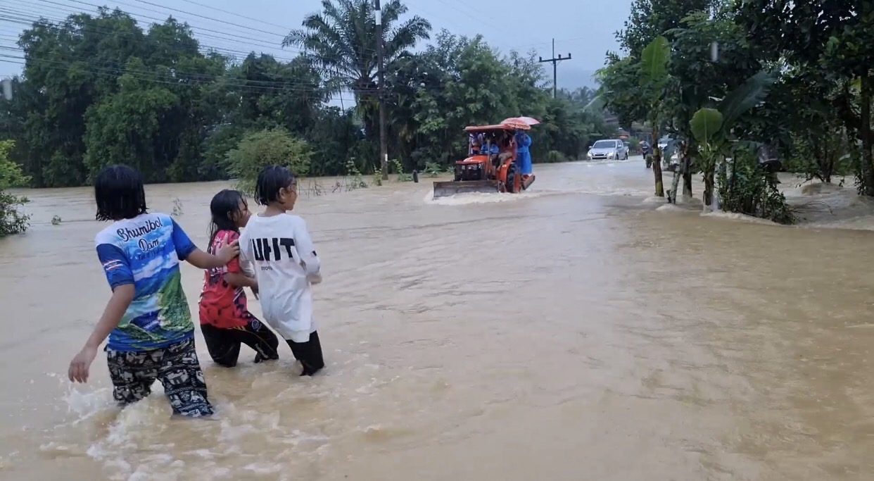 จ.สงขลา ท่วมแล้ว 7 อำเภอ แนวเขาน้ำป่าทะลักหนักสุด จ.สงขลา ท่วมแล้ว 7 อำเภอ แนวเขาน้ำป่าทะลักหนักสุด