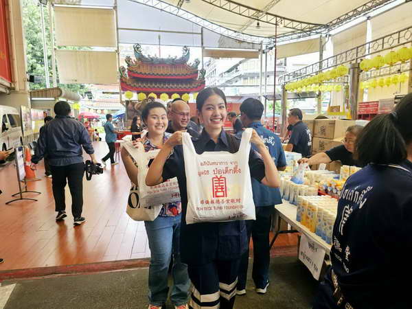 กบ ปภัสรา นำทีมดารานางงามสายบุญแพ็คถุงยังชีพ ที่ มูลนิธิป่อเต็กตึ๊ง กบ ปภัสรา นำทีมดารานางงามสายบุญแพ็คถุงยังชีพ ที่ มูลนิธิป่อเต็กตึ๊ง