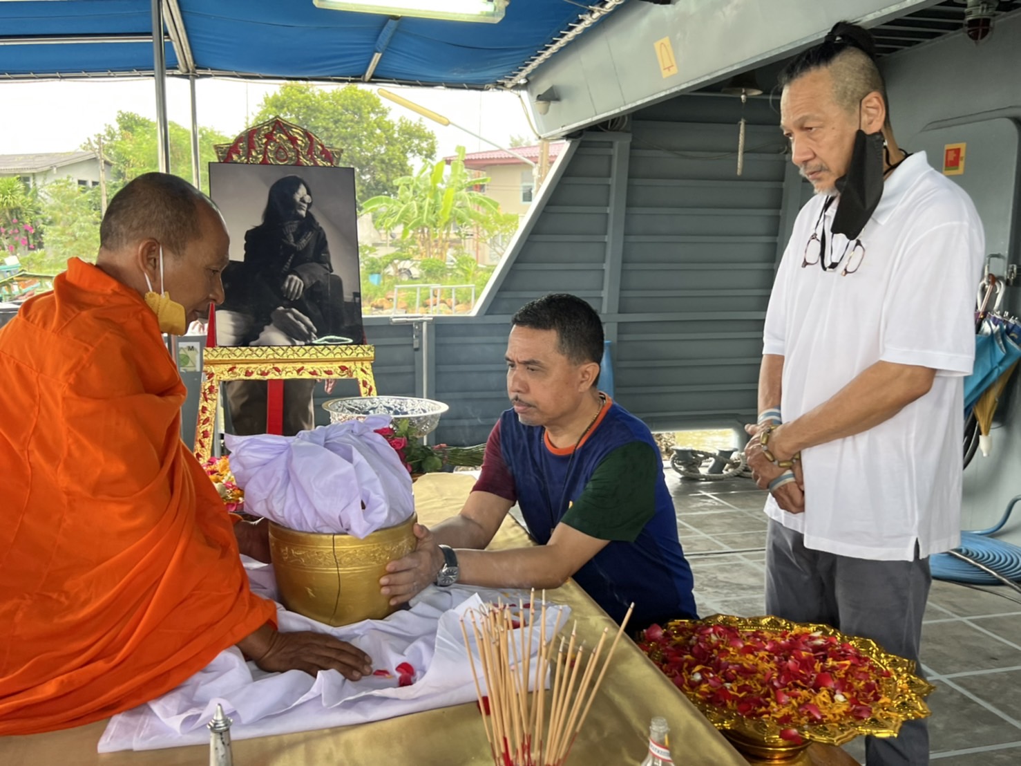 เหล่าคนบันเทิง ร่วมพิธีลอยอังคาร หม่อมหลวงพันธุ์เทวนพ เทวกุล