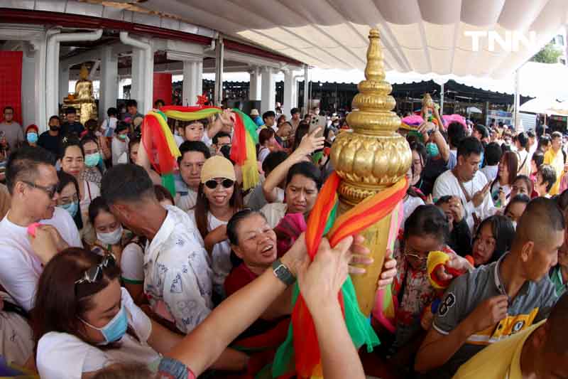นทท.ไหว้พระวันขึ้นปีใหม่ ศาลหลักเมือง วัดพระแก้ว วัดโพธิ์ คึกคัก นทท.ไหว้พระวันขึ้นปีใหม่ ศาลหลักเมือง วัดพระแก้ว วัดโพธิ์ คึกคัก