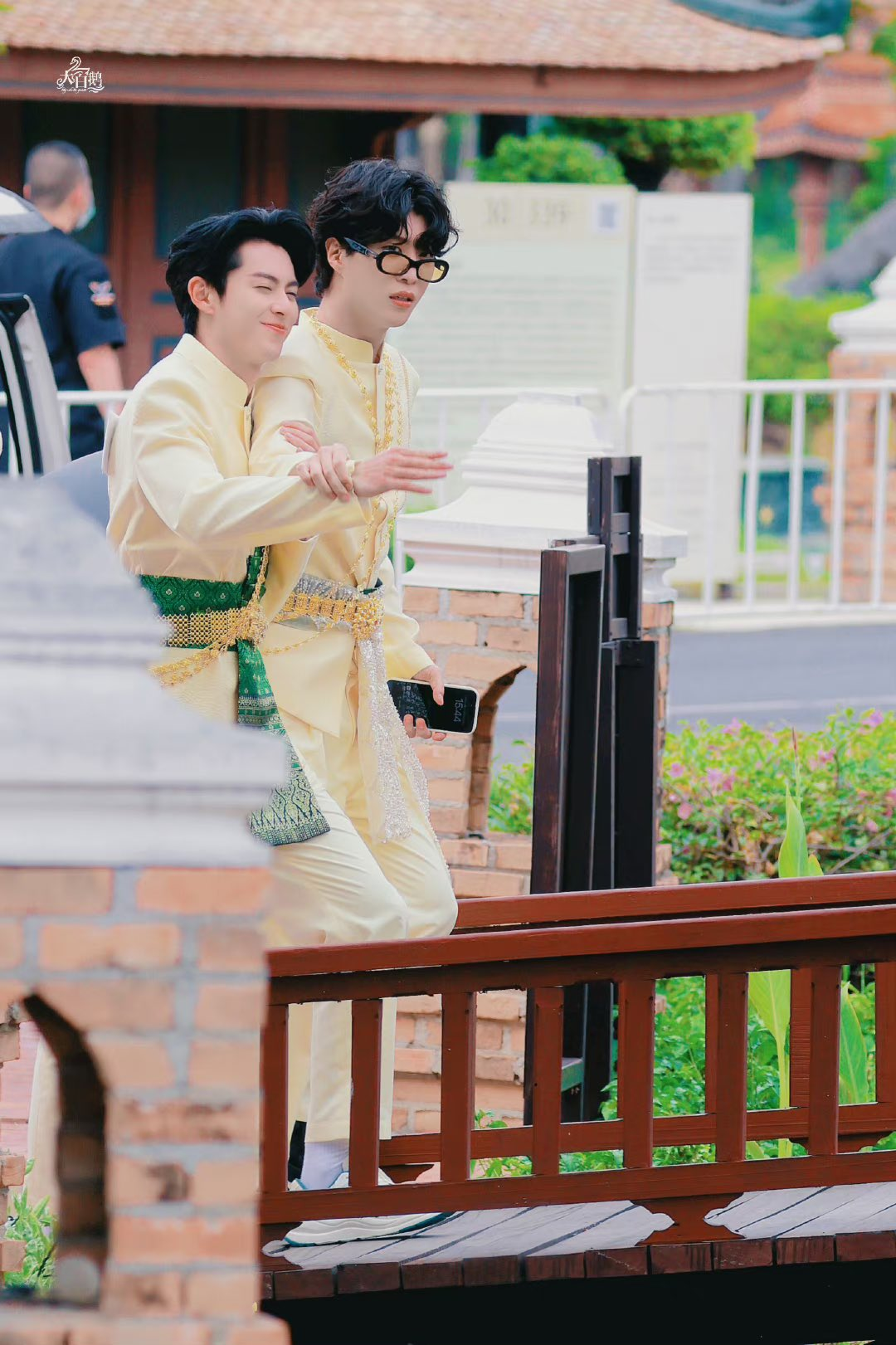 “หวังเฮ่อตี้-แองเจล่าเบบี้” นำทีมซุปตาร์จีนใส่ชุดไทยถ่ายรายการ “Keep Running”  ที่เมืองโบราณ (มีคลิป)