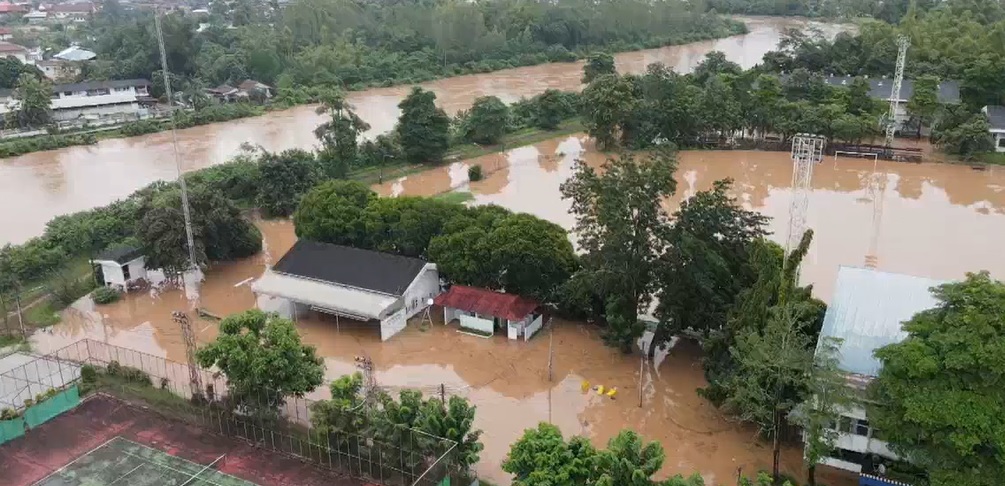 เลยจมบาดาล! สนามฟุตบอลกลายเป็นสระว่ายน้ำ ปชช.เร่งขนของขึ้นที่สูง เลยจมบาดาล! สนามฟุตบอลกลายเป็นสระว่ายน้ำ ปชช.เร่งขนของขึ้นที่สูง