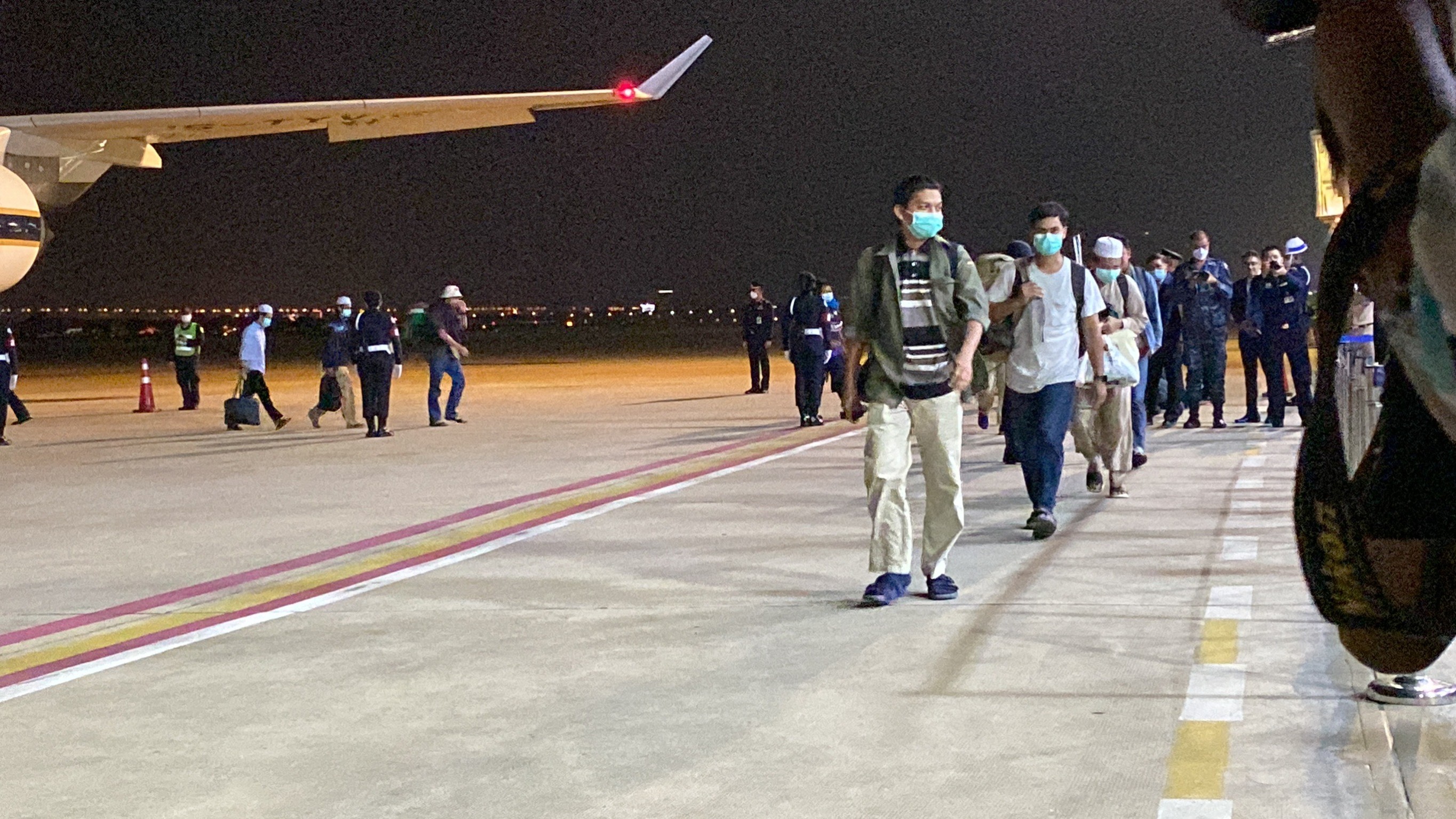 ประมวลภาพ นายกฯ รับ คนไทยในซูดาน ชุดแรก ประมวลภาพ นายกฯ รับ คนไทยในซูดาน ชุดแรก