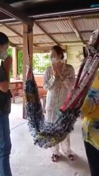 ดิว อริสรา พร้อมทางโรงแรม ยกกระเช้าเข้าขอโทษเจ้าของเฮงเฮง หลังถูกดราม่าจุดพลุทำสุนัขเตลิดหายไป ดิว อริสรา พร้อมทางโรงแรม ยกกระเช้าเข้าขอโทษเจ้าของเฮงเฮง หลังถูกดราม่าจุดพลุทำสุนัขเตลิดหายไป