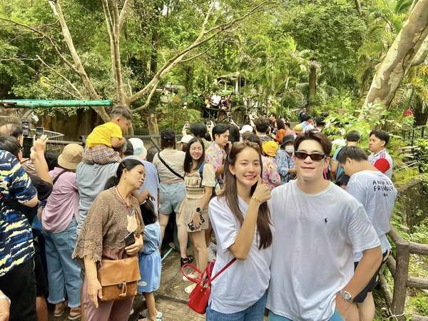 อาเล็ก ธีรเดช-โบว์ เมลดา ต้านความเด้งไม่ไหว ตามส่อง หมูเด้ง ที่ สวนสัตว์เปิดเขาเขียว