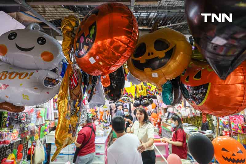 เตรียมรับฮาโลวีน นทท.เลือกซื้อเครื่องแต่งกายหลอนรับวันปล่อยผี เตรียมรับฮาโลวีน นทท.เลือกซื้อเครื่องแต่งกายหลอนรับวันปล่อยผี