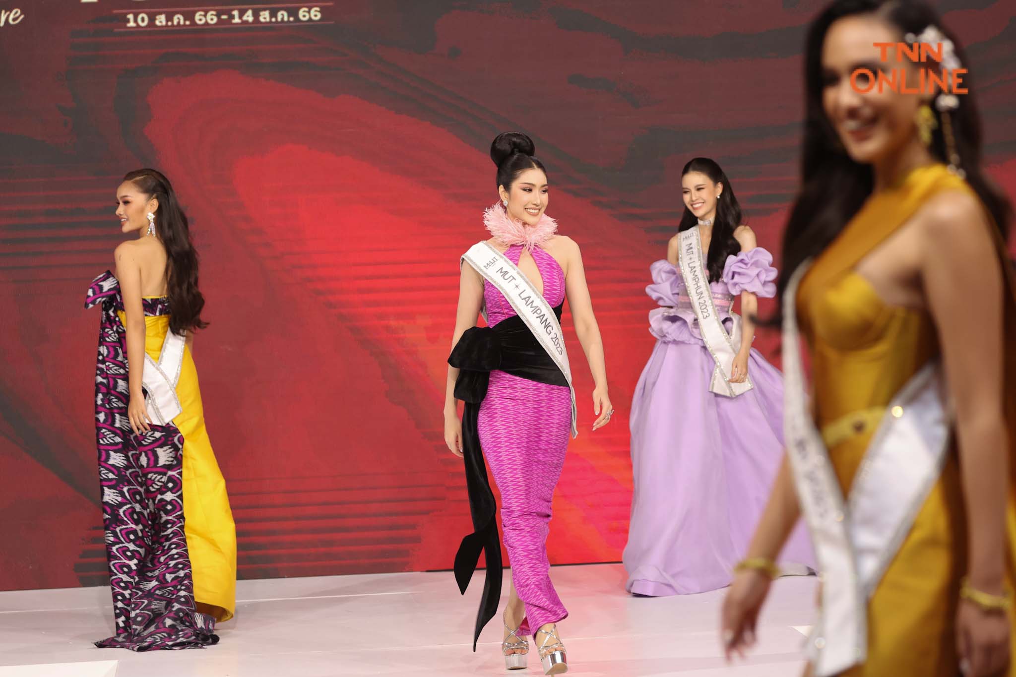 อวดโฉมในชุดผ้าไทย 53 สาวงามในชุดผ้าไหมไทยร่วมสมัย อวดโฉมในชุดผ้าไทย 53 สาวงามในชุดผ้าไหมไทยร่วมสมัย