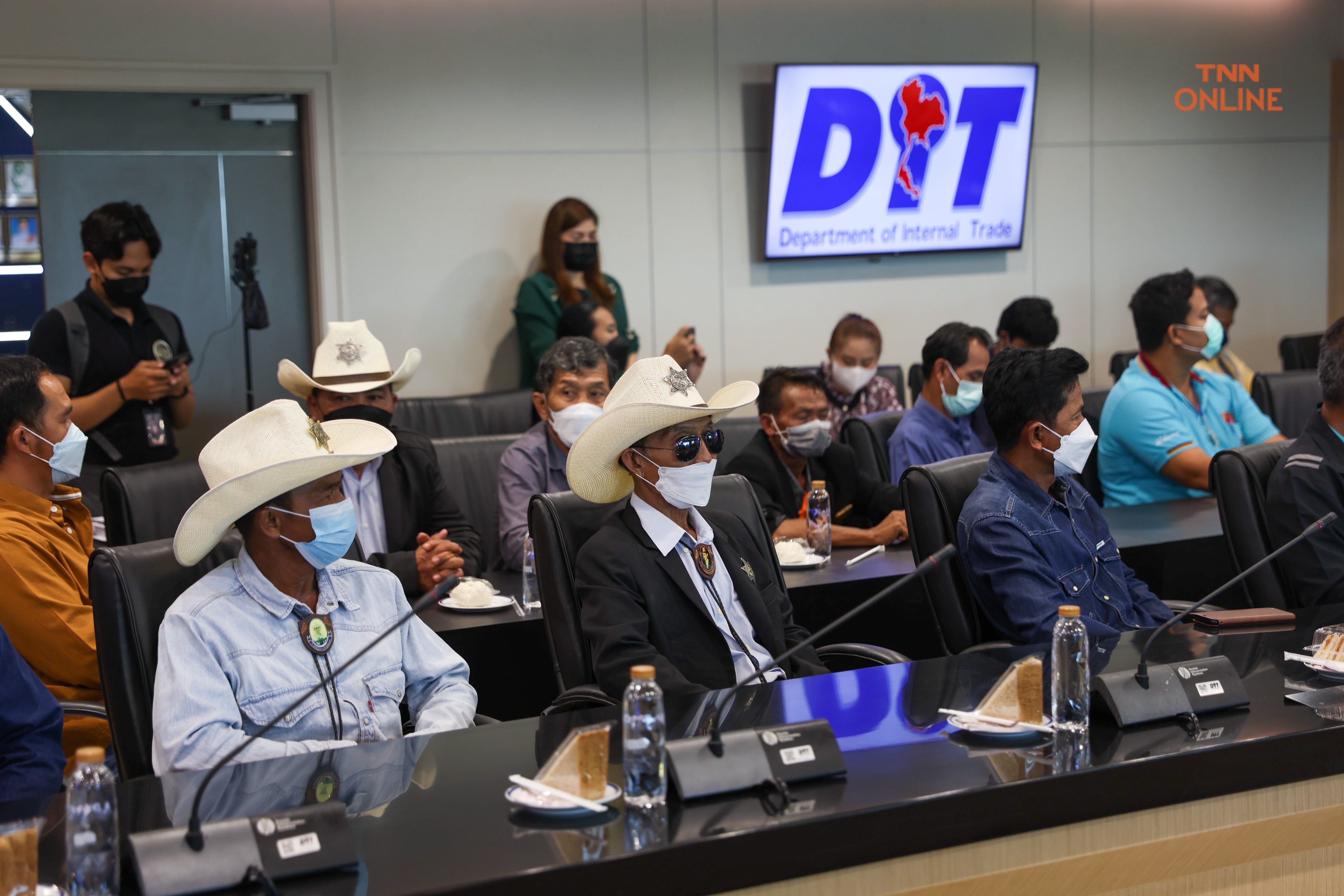 เกษตรกรโคนมบุก ก.พาณิชย์ ขอความชัดเจนปรับขึ้นราคาน้ำนมดิบ เกษตรกรโคนมบุก ก.พาณิชย์ ขอความชัดเจนปรับขึ้นราคาน้ำนมดิบ
