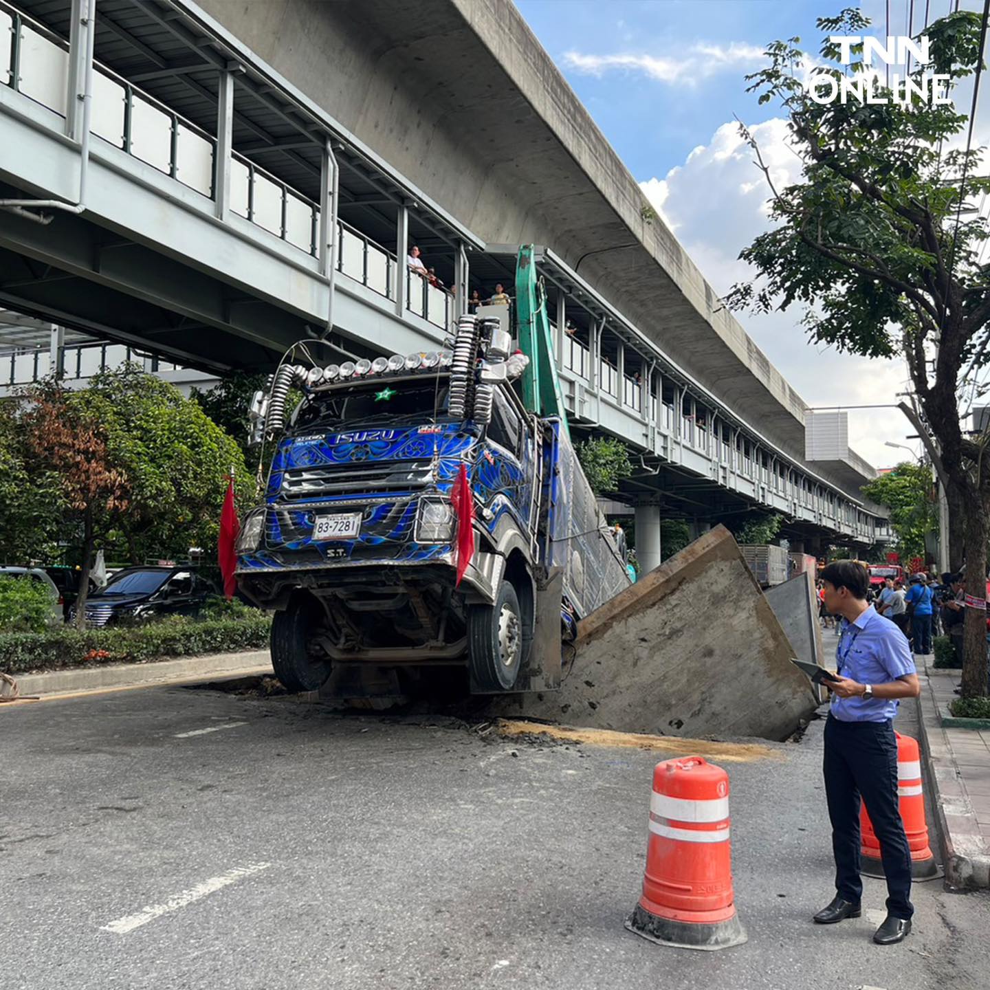 แนะเลี่ยง! ถนนทรุดตัว รถบรรทุกตกครึ่งคัน ช่วงปากซอยสุขุมวิท 64/1 รถติดยาว แนะเลี่ยง! ถนนทรุดตัว รถบรรทุกตกครึ่งคัน ช่วงปากซอยสุขุมวิท 64/1 รถติดยาว