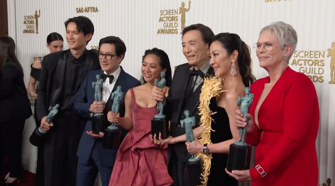 รวบตึงผลSAG Awards!! ‘มิเชล โหย่ว-คี ฮุย ควน’ นำทัพ ‘ซือเจ๊ทะลุมัลติเวิร์ส’ บิ๊กวินเนอร์ รวบตึงผลSAG Awards!! ‘มิเชล โหย่ว-คี ฮุย ควน’ นำทัพ ‘ซือเจ๊ทะลุมัลติเวิร์ส’ บิ๊กวินเนอร์