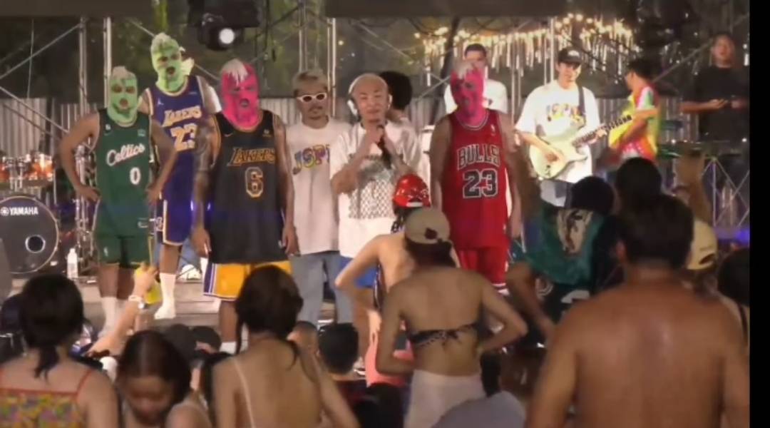 แจ๊ส ชวนชื่น  ถูกปาน้ำแข็งใส่ขณะเล่นคอนเสิร์ต ด้าน แจง โพสต์เดือด คนไม่มีจิตสำนึกควรนอนอยู่บ้าน