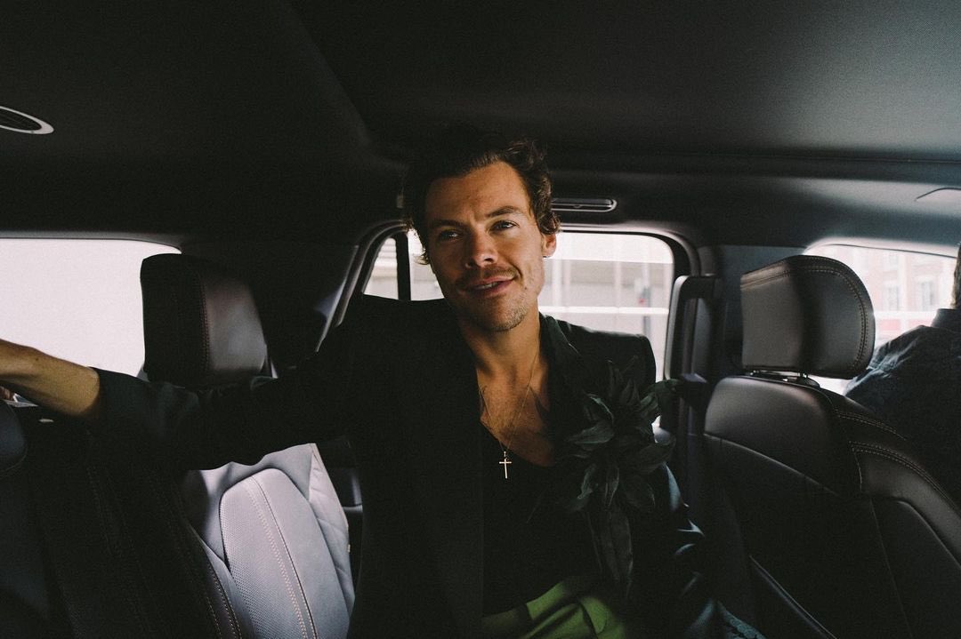 Harry Styles เดินทางถึงประเทศไทยแล้ว แฟนๆ เซอร์ไพรส์เจอยืนซื้อน้ำมะพร้าว