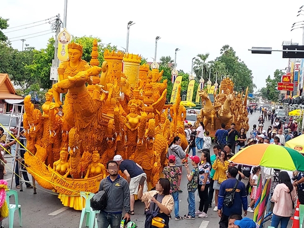 เปิดภาพ เทียนพรรษา โคราชยิ่งใหญ่อลังการ นักท่องเที่ยวแห่ถ่ายรูปคึกคัก!