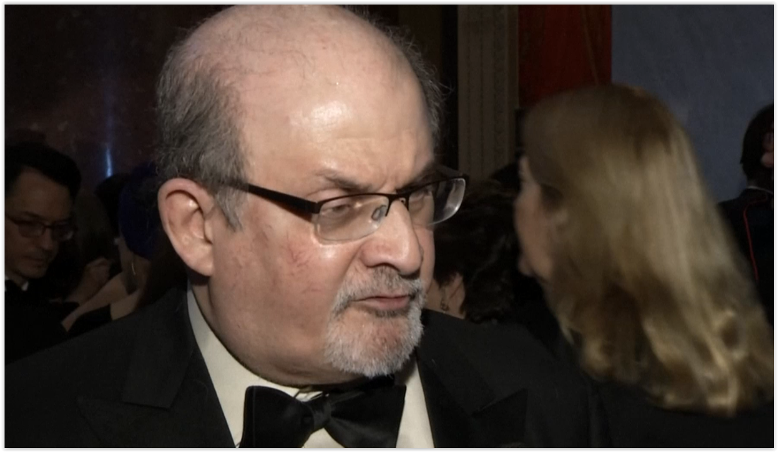 Salman Rushdie ถอดเครื่องช่วยหายใจและพูดได้แล้ว