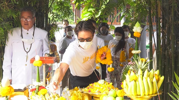TrueID นำทีมบวงสรวงภาพยนตร์ “5 แม่บ้านถล่มมาเฟีย”   (มีคลิป)